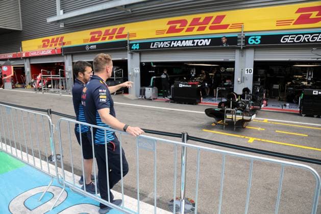 Stavelot, Belgium July 26 28, 2024 FIA Formula 1 World Championship Grand Prix Belgium Circuit de Spa Francorchamps 2024 In the picture Red Bull employees look interested in Mercedes pit Circuit de Spa Francorchamps Copyright: xFotostandx xHorstxBernhardtx