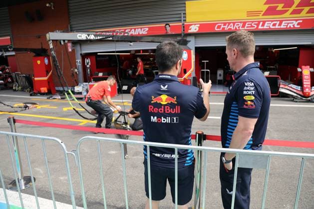 Stavelot, Belgium July 26 28, 2024 FIA Formula 1 World Championship Grand Prix Belgium Circuit de Spa Francorchamps 2024 In the picture Red Bull employees look interested in Ferrari pit Circuit de Spa Francorchamps Copyright: xFotostandx xHorstxBernhardtx