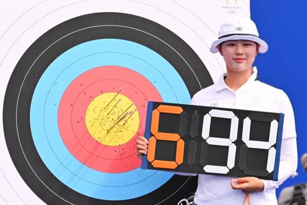 Bilder des Jahres 2024, Sport 07 Juli Sport Themen der Woche KW30 Sport Bilder des Tages RECORD DATE NOT STATED XXXIII Olympic Games, Olympische Spiele, Olympia, OS Paris 2024 Archery - Womens Individual Classification Lim Sihyeon of Team Republic of Korea celebrates after breaking the world record during Archery - Womens Individual Classification as part of the Paris 2024 Olympic Games at The Esplanade des Invalides on July 25, 2024 in Paris, France. PARIS FRANCE FRANCE  Copyright: xJorgexMartinezx 20240725060531_OG_P2024_ARCH_W_IN_SIHYEON150