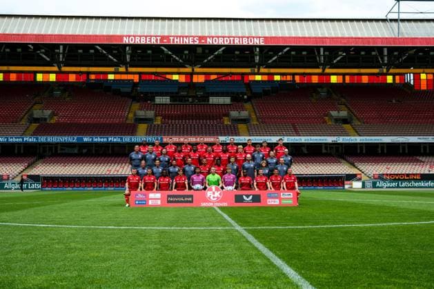Top row from l n r Aaron Opoku 17 , Erik Wekesser 13 , Jan Elvedi 33 , Jannik Mause 18 , , Boris Tomiak 2 , Filip Kaloc 26 , Jannis Heuer 24 , Daniel Hanslik 19 , Shawn Blum 34 , Leon Robinson 37 Second row from top from l n r Dennis Rudel Goalkeeping Coordinator , Andreas Clauß Goalkeeping Coach , Fabian Kobel Rehab Coach , Almamy Toure 6 , Ragnar Ache 9 , Luca Sirch 31 , Dickson Abiama 40 , Mika Haas 22 , Johannes Wekesser Physiotherapist , Lisa Eisel Physiotherapist , Christian Frank Physiotherapist Third row from top l n r Markus Anfang Head Coach , Florian Junge Co Coach , Niklas Martin Co Coach , Oliver Schäfer Athletic Trainer , Kenny Prince Redondo 11 , Afeez Aremu 23 , Timon Klasen Video Analyst , Daniel Lewandowski Team Manager , Dr Claudia Thaler Team Doctor , Dr Nils Veith Team Doctor Bottom row from l n r Jean Zimmer 8 , Henrick Zuck 21 , Richmond Tachie 29 , Florian Kleinhansl 3 , Avdo Spahic 30 , Julian Krahl 1 , Fabian Heck 28 , Frank Ronstadt 27 , Tobias Raschl 20 , Philipp Klement 10 , Marlon Ritter 7 , GER, 1 FC Kaiserslautern, 2 Bundesliga, portrait date 2024 2025, team photo 25 07 2024 GER, 1 FC Kaiserslautern, 2 Bundesliga, portrait date 2024 2025, team photo 25 07 2024 Kaiserslautern Copyright: xEibner-Pressefoto FlorianxWieganx EP_FWD