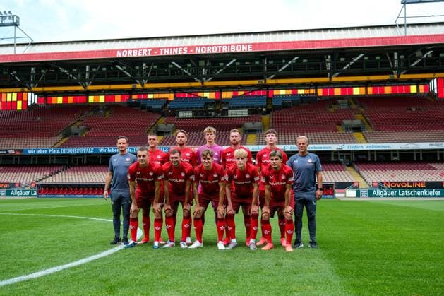 Back row from l n r Florian Junge 1 FC Kaiserslautern, Co Coach , Erik Wekesser 1 FC Kaiserslautern, 13 , Jannis Heuer 1 FC Kaiserslautern, 24 , Fabian Heck 1 FC Kaiserslautern, 28 , Jannik Mause, 1 FC Kaiserslautern, 18 , Leon Robinson 1 FC Kaiserslautern, 37 , Markus Anfang 1 FC Kaiserslautern, Coach , Front row from l n r Filip Kaloc, 1 FC Kaiserslautern, 26 Luca Sirch 1 FC Kaiserslautern, 31 , Florian Kleinhansl 1 FC Kaiserslautern, 03 , Mika Haas 1 FC Kaiserslautern, 22 , Shawn Blum 1 FC Kaiserslautern, 34 , GER, 1 FC Kaiserslautern, 2 Bundesliga, Portraettermin 2024 2025, Neuzugaenge, 25 07 2024 GER, 1 FC Kaiserslautern, 2 Bundesliga, Portraettermin 2024 2025, Neuzugaenge, 25 07 2024 Kaiserslautern Copyright: xEibner-Pressefoto FlorianxWieganx EP_FWD