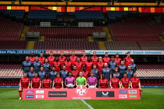 Top row from l n r Aaron Opoku 17 , Erik Wekesser 13 , Jan Elvedi 33 , Jannik Mause 18 , , Boris Tomiak 2 , Filip Kaloc 26 , Jannis Heuer 24 , Daniel Hanslik 19 , Shawn Blum 34 , Leon Robinson 37 Second row from top from l n r Dennis Rudel Goalkeeping Coordinator , Andreas Clauß Goalkeeping Coach , Fabian Kobel Rehab Coach , Almamy Toure 6 , Ragnar Ache 9 , Luca Sirch 31 , Dickson Abiama 40 , Mika Haas 22 , Johannes Wekesser Physiotherapist , Lisa Eisel Physiotherapist , Christian Frank Physiotherapist Third row from top l n r Markus Anfang Head Coach , Florian Junge Co Coach , Niklas Martin Co Coach , Oliver Schäfer Athletic Trainer , Kenny Prince Redondo 11 , Afeez Aremu 23 , Timon Klasen Video Analyst , Daniel Lewandowski Team Manager , Dr Claudia Thaler Team Doctor , Dr Nils Veith Team Doctor Bottom row from l n r Jean Zimmer 8 , Henrick Zuck 21 , Richmond Tachie 29 , Florian Kleinhansl 3 , Avdo Spahic 30 , Julian Krahl 1 , Fabian Heck 28 , Frank Ronstadt 27 , Tobias Raschl 20 , Philipp Klement 10 , Marlon Ritter 7 GER, 1 FC Kaiserslautern, 2 Bundesliga, portrait date 2024 2025, team photo 25 07 2024 GER, 1 FC Kaiserslautern, 2 Bundesliga, portrait date 2024 2025, team photo 25 07 2024 Kaiserslautern Copyright: xEibner-Pressefoto FlorianxWieganx EP_FWD