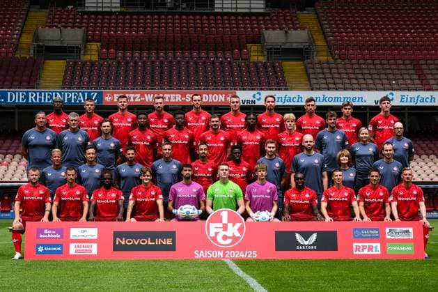 Top row from l n r Aaron Opoku 17 , Erik Wekesser 13 , Jan Elvedi 33 , Jannik Mause 18 , , Boris Tomiak 2 , Filip Kaloc 26 , Jannis Heuer 24 , Daniel Hanslik 19 , Shawn Blum 34 , Leon Robinson 37 Second row from top from l n r Dennis Rudel Goalkeeping Coordinator , Andreas Clauß Goalkeeping Coach , Fabian Kobel Rehab Coach , Almamy Toure 6 , Ragnar Ache 9 , Luca Sirch 31 , Dickson Abiama 40 , Mika Haas 22 , Johannes Wekesser Physiotherapist , Lisa Eisel Physiotherapist , Christian Frank Physiotherapist Third row from top l n r Markus Anfang Head Coach , Florian Junge Co Coach , Niklas Martin Co Coach , Oliver Schäfer Athletic Trainer , Kenny Prince Redondo 11 , Afeez Aremu 23 , Timon Klasen Video Analyst , Daniel Lewandowski Team Manager , Dr Claudia Thaler Team Doctor , Dr Nils Veith Team Doctor Bottom row from l n r Jean Zimmer 8 , Henrick Zuck 21 , Richmond Tachie 29 , Florian Kleinhansl 3 , Avdo Spahic 30 , Julian Krahl 1 , Fabian Heck 28 , Frank Ronstadt 27 , Tobias Raschl 20 , Philipp Klement 10 , Marlon Ritter 7 GER, 1 FC Kaiserslautern, 2 Bundesliga, portrait date 2024 2025, team photo 25 07 2024 GER, 1 FC Kaiserslautern, 2 Bundesliga, portrait date 2024 2025, team photo 25 07 2024 Kaiserslautern Copyright: xEibner-Pressefoto FlorianxWieganx EP_FWD