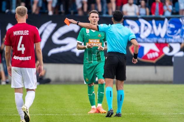 SOCCER - UEFA EL, Krakow vs Rapid KRAKOW,POLAND,25.JUL.24 - SOCCER - UEFA Europa League, qualification, Wisla Krakow vs SK Rapid Wien. Image shows Bendeguz Bolla (Rapid) and referee Mohammed Al Emara. Keywords: red card.  GEPAxpictures xPhilippxBrem