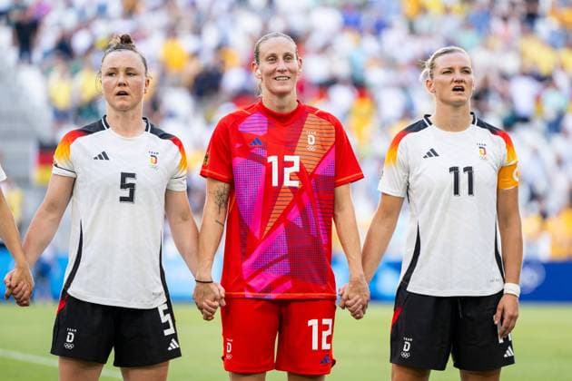 Marina Hegering Germany, 05 , Ann Katrin Berger Germany, 12 , Alexandra Popp Germany, 11 during the national anthem, FRA, Olympic Games Paris 2024, Football Women, Germany GER vs Australia AUS , Matchday 1, Group B, 25 07 2024 FRA, Olympic Games Paris 2024, Football Women, Germany GER vs Australia AUS , Matchday 1, Group B, 25 07 2024 Marseille Copyright: xEibner-Pressefoto Memmlerx EP_MMR