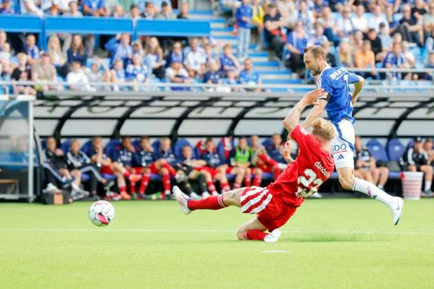 UEFA Europa League Qualification Round 2 Molde Silkeborg Molde 20240725 Magnus Wolf Eikrem gives Molde a 2-1 lead during the Europa League qualifier between Molde and Silkeborg at Aker Stadion Photo Svein Ove Ekornesvag NTB Photo Svein Ove Ekornesvag NTB Molde Norway EDITORIAL USE ONLY RESTRICTED USE FOR BETTING COMPANIES  Copyright: xSveinxOvexEkornesvagx xNTBx