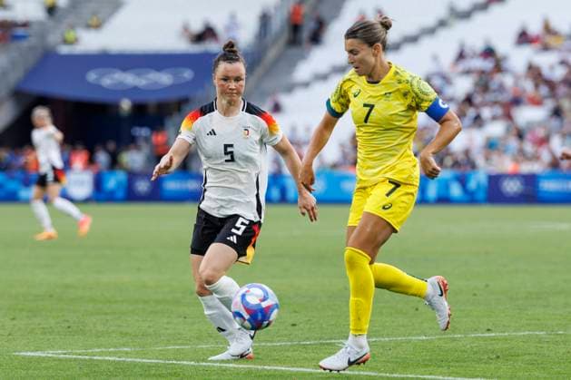 FRA, Paris, Olympic Games Paris 2024, 25 07 2024, Football, Women, Germany vs Australia, in Marseille, at the Stade Velodrome, f l Marina Hegering Germany, 5 , Steph Catley Australia, 7 , duel, action, fight, fights for the ball, Copyright: HMBxMedia StephaniexWunderl