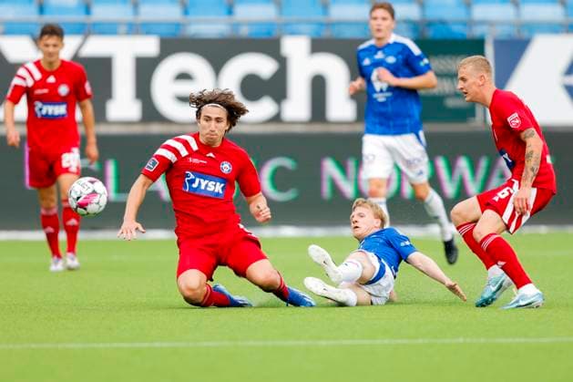 UEFA Europa League Qualification 2nd Round Molde Silkeborg Molde 20240725 Alexander Lind left in a duel with Mats Moller Daehli during the Europa League qualifying football match between Molde and Silkeborg at Aker Stadion Photo Svein Ove Ekornesvag NTB Molde Norway EDITORIAL USE ONLY RESTRICTED USE FOR BETTING COMPANIES  Copyright: xSveinxOvexEkornesvagx xNTBx