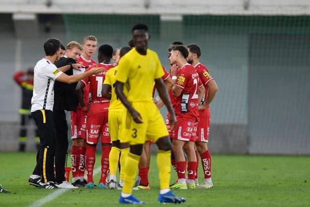 240725 Michael Baidoo of Sheriff Tiraspol listen to the Manager Oscar Hiljemark of Elfsborg during the UEFA Europa League qualification match between Sheriff Tiraspol and Elfsborg on July 25, 2024 in Tiraspol Photo Alex Nicodim BILDBYRAN COP 282 AN0008 fotboll football soccer fotball uefa europa league sheriff tiraspol elfsborg bbeng qualification  Copyright: ALEXxNICODIM BB240725ZO017