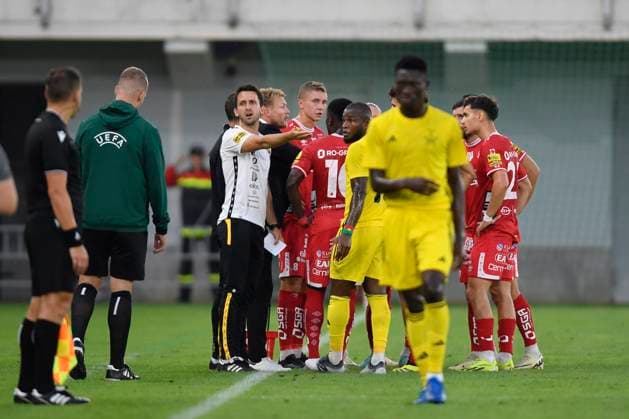 240725 Michael Baidoo of Sheriff Tiraspol listen to the Manager Oscar Hiljemark of Elfsborg during the UEFA Europa League qualification match between Sheriff Tiraspol and Elfsborg on July 25, 2024 in Tiraspol Photo Alex Nicodim BILDBYRAN COP 282 AN0008 fotboll football soccer fotball uefa europa league sheriff tiraspol elfsborg bbeng qualification  Copyright: ALEXxNICODIM BB240725ZQ028