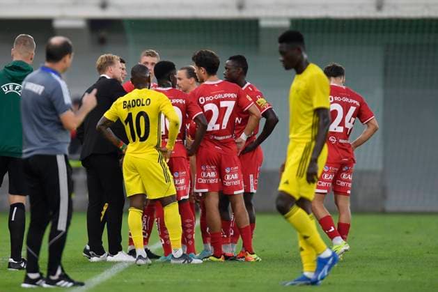 240725 Michael Baidoo of Sheriff Tiraspol listen to the Manager Oscar Hiljemark of Elfsborg during the UEFA Europa League qualification match between Sheriff Tiraspol and Elfsborg on July 25, 2024 in Tiraspol Photo Alex Nicodim BILDBYRAN COP 282 AN0008 fotboll football soccer fotball uefa europa league sheriff tiraspol elfsborg bbeng qualification  Copyright: ALEXxNICODIM BB240725ZW022