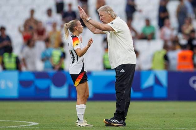 Sport Bilder des Tages FRA, Paris, Olympischen Spiele Paris 2024, 25.07.2024, Fussball, Frauen, Deutschland vs Australien, in Marseille, im Stade Velodrome, v.l. Elisa Senß (Deutschland, 14), Horst Hrubesch (Deutschland, Trainer) - Freude, Jubel, jubeln, Begeisterung, Sieg, Deutschland gewinnt mit 3:0 gegen Australien, *** FRA, Paris, Olympic Games Paris 2024, 25 07 2024, Football, Women, Germany vs Australia, in Marseille, in the Stade Velodrome, v l Elisa Senß Germany, 14 , Horst Hrubesch Germany, coach joy, cheering, jubilation, enthusiasm, victory, Germany wins 3 0 against Australia, Copyright: HMBxMedia StephaniexWunderl