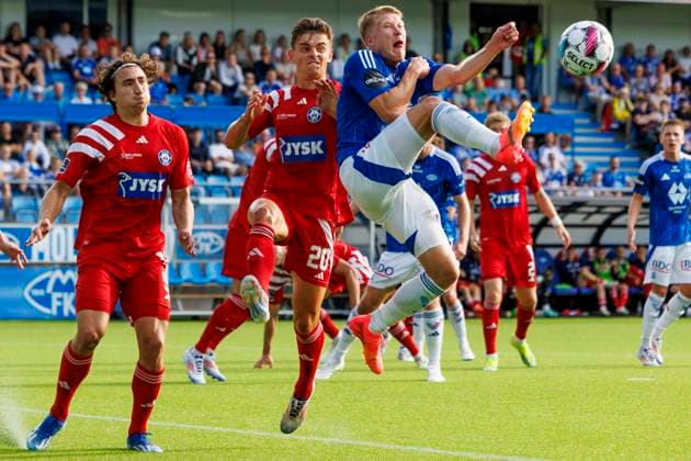 UEFA Europa League Qualification 2nd Round Molde Silkeborg 3 1 Molde 20240725 Silkeborgs Alexander Lind left and Mads Larsen try to stop Kristian Eriksen right during the Europa League qualifying football match between Molde and Silkeborg at Aker Stadion Photo Svein Ove Ekornesvag NTB Molde Norway EDITORIAL USE ONLY RESTRICTED USE FOR BETTING COMPANIES  Copyright: xSveinxOvexEkornesvagx xNTBx
