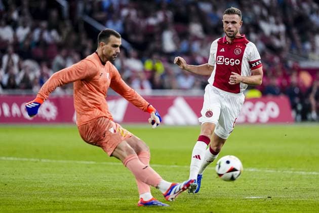 AMSTERDAM , 25-07-2024,JohanCruijff ArenA , Season 2024-2025. UEFA Europa League Second qualifying round Football between Ajax and Vojvodina, Vojvodina keeper Lazar Carevic, Ajax player Jordan Henderson Ajax - Vojvodina  x25835328x Copyright:
