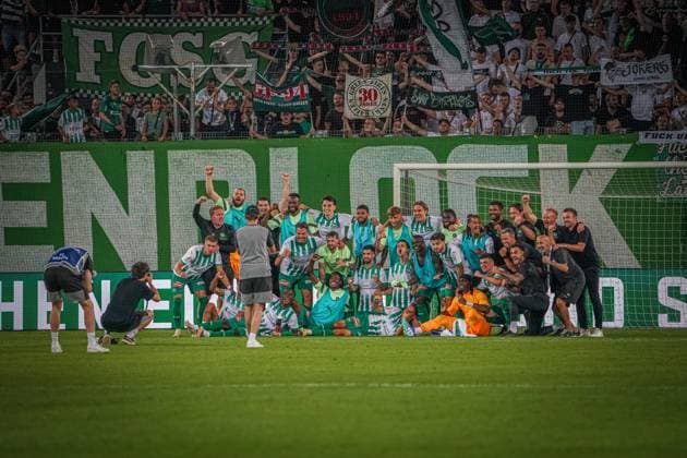 Soccer FC St Gallen 1879 vs FC TOBOL KOSTANAY 2 qualifying round UEFA Conference League Kybunpark St Gallen, Switzerland St Gallen team celebrates the home win in front of the fan stand St Gallen Kybunpark Canton St Gallen Switzerland Copyright: xJoeranxSteinsiekx