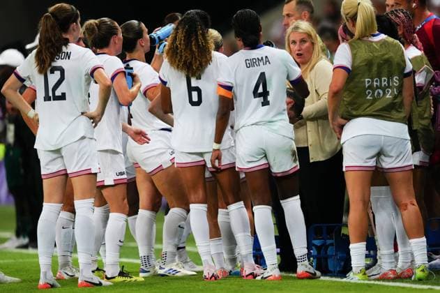 USA Manager Emma Hayes issues instructions to her team Paris 2024 Olympic Games, Olympische Spiele, Olympia, OS USA Women v Zambia Women, Nice, France - 25 Jul 2024  Copyright: xDavexShopland Shutterstockx 14602345bk