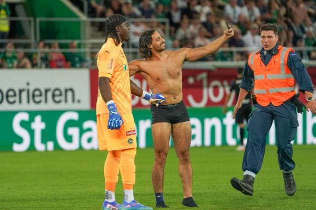 Soccer FC St Gallen 1879 vs FC TOBOL KOSTANAY 2 qualifying round UEFA Conference League Kybunpark St Gallen, Switzerland Streaker runs onto the pitch during the match to take a selfie photo with St Gallen goalkeeper Lawrence Ati Zigi St Gallen Kybunpark Canton St Gallen Switzerland Copyright: xJoeranxSteinsiekx