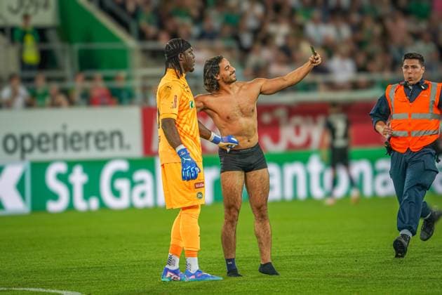 Soccer FC St Gallen 1879 vs FC TOBOL KOSTANAY 2 qualifying round UEFA Conference League Kybunpark St Gallen, Switzerland Streaker runs onto the pitch during the match to take a selfie photo with St Gallen goalkeeper Lawrence Ati Zigi St Gallen Kybunpark Canton St Gallen Switzerland Copyright: xJoeranxSteinsiekx