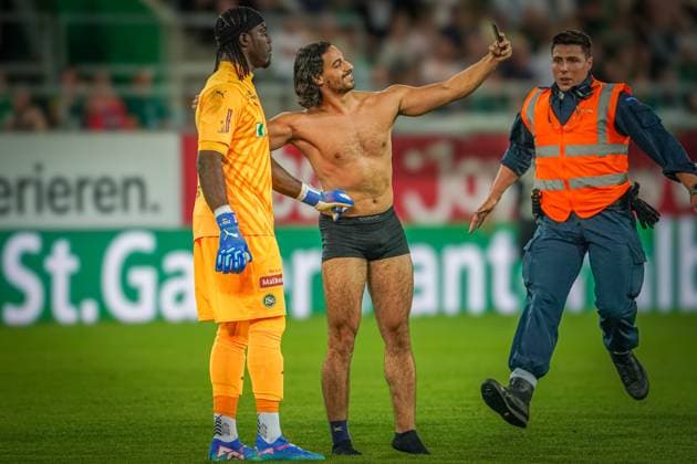 Soccer FC St Gallen 1879 vs FC TOBOL KOSTANAY 2 qualifying round UEFA Conference League Kybunpark St Gallen, Switzerland A half-naked streaker takes a selfie photo with St Gallen goalkeeper Lawrence Ati Zigi St Gallen Kybunpark Kanton St Gallen Switzerland Copyright: xJoeranxSteinsiekx