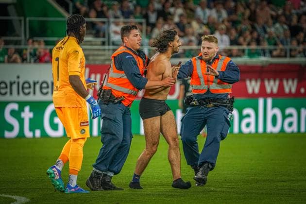 Soccer FC St Gallen 1879 vs FC TOBOL KOSTANAY 2 qualifying round UEFA Conference League Kybunpark St Gallen, Switzerland A half-naked streaker takes a selfie photo with St Gallen goalkeeper Lawrence Ati Zigi and is led off the pitch by security guards St Gallen Kybunpark Canton St Gallen Switzerland Copyright: xJoeranxSteinsiekx
