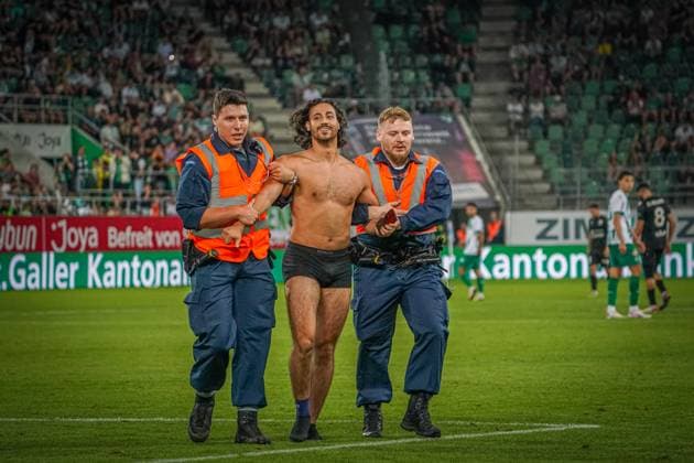 Soccer FC St Gallen 1879 vs FC TOBOL KOSTANAY 2 qualifying round UEFA Conference League Kybunpark St Gallen, Switzerland A half-naked streaker takes a selfie photo with St Gallen goalkeeper Lawrence Ati Zigi and is led off the pitch by security guards St Gallen Kybunpark Canton St Gallen Switzerland Copyright: xJoeranxSteinsiekx