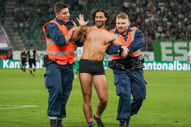Soccer FC St Gallen 1879 vs FC TOBOL KOSTANAY 2 qualifying round UEFA Conference League Kybunpark St Gallen, Switzerland A half-naked streaker takes a selfie photo with St Gallen goalkeeper Lawrence Ati Zigi and is led off the pitch by security guards St Gallen Kybunpark Canton St Gallen Switzerland Copyright: xJoeranxSteinsiekx