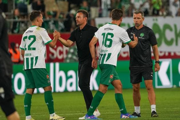 Soccer FC St Gallen 1879 vs FC TOBOL KOSTANAY 2 qualifying round UEFA Conference League Kybunpark St Gallen, Switzerland St Gallens coach Enrico Maassen with St Gallens Konrad Faber and St Gallens Lukas Görtler Gortler St Gallen Kybunpark Canton St Gallen Switzerland Copyright: xJoeranxSteinsiekx