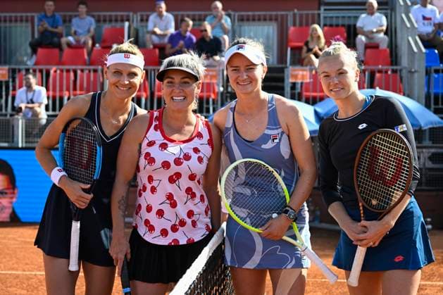 From left Czech Lucie Safarova and Bethanie Mattek-Sands of USA and Czech Barbora Krejcikova and Katerina Siniakova prior to the match of the WTA, Tennis Damen women s tennis tournament Livesport Prague Open 2024 in Prague, Czech Republic, July 26, 2024. (CTKxPhoto MichalxKamaryt) CTKPhotoP2024072602449  CTKPhotoP2024072602449