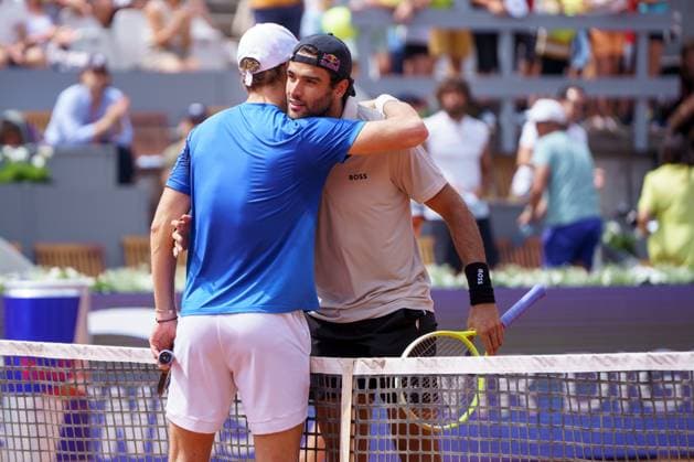 Generali Open ATP 250 2024 Kitzbühel, 26 07 2024 Matteo Berrettini ITA, Italy and Yannick Hanfmann GER, Germany, from behind Generali Open 2024, ATP 250, Sportpark Kitzbühel on 26 07 2024, Kitzbühel Copyright: xBEAUTIFULxSPORTSx Pajonkx
