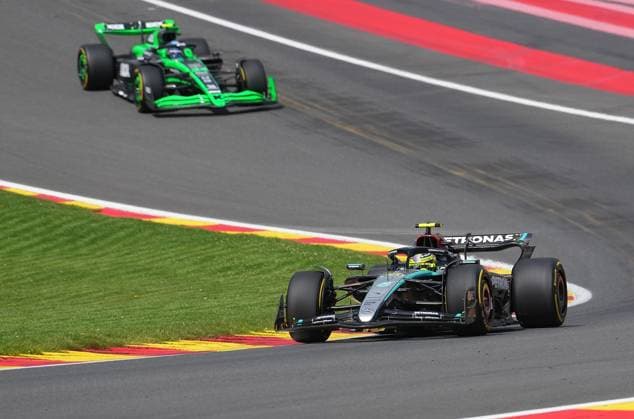 26 07 2024, Circuit de Spa Francorchamps, Spa Francorchhamps, Formula 1 Rolex Belgian Grand Prix 2024 , pictured Lewis Hamilton GBR , Mercedes AMG Petronas Formula One Team, Zhou Guanyu CHN , Stake F1 Team Kick Sauber Defodi 506 20240726 hbr 1796 Defodi-506