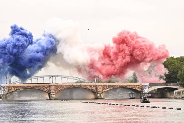 Bilder des Jahres 2024, Sport 07 Juli Sport Themen der Woche KW30 Sport Bilder des Tages PARIS , Frankrike 20240726 Färgad rök i Frankrikes färger över Austerlitz-bron da sommar-OS i Paris invigs med en ceremoni i Jardins du TrocadÃ ro samt pa Seine. *** Bilden ingar i SPORTPAKET. För övriga BETALBILD*** PARIS Frankrike x10050x *** PARIS , France 20240726 Colored smoke in the colors of France over the Austerlitz bridge as the Paris Summer Olympics opens with a ceremony in the Jardins du Trocadéro and on the Seine The image is included in the SPORT PACKAGE For others PAY PICTURE PARIS France x10050x  Copyright: xPontusxLundahl TTx OS 2024 INVIGNING