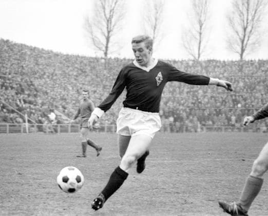 Archivbilder der Woche SPORT KW30 Borussia Mönchengladbach - Westfalia Herne 28.03.1964 Günter Netzer (Borussia) in Aktion *** Borussia Mönchengladbach Westfalia Herne 28 03 1964 Günter Netzer Borussia in action HM