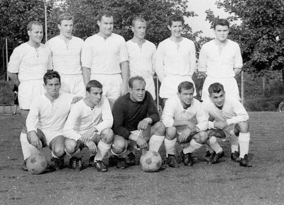 Archivbilder der Woche SPORT KW30 Borussia Mönchengladbach Mannschaftsfoto 30.07.1963 oben 2. von Links Günter Netzer daben Gerd Schommen, oben ganz rechts Herbert Laumen. Unten 2. von links Horst Höttges, daneben Torwart Manfred Orzessek *** Borussia Mönchengladbach team photo 30 07 1963 top 2 from left Günter Netzer then Gerd Schommen, top far right Herbert Laumen bottom 2 from left Horst Höttges, next to goalkeeper Manfred Orzessek HM