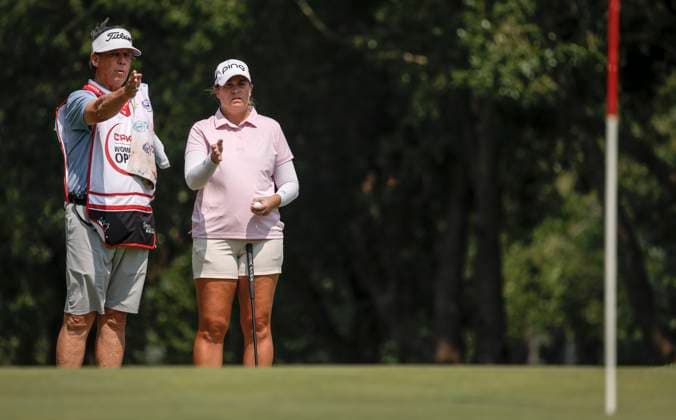 July 26, 2024, Calgary, Ab, CANADA: Lauren Coughlin, right, of the United States, discusses a putt with her caddie Terrance McNamara sixth green during the second round at the LPGA, Golf Damen Canadian Women s Open golf tournament in Calgary, Alta., Friday, July 26, 2024. Lauren Coughlin, Terrance McNamara - ZUMAc35_ 20240726_zaf_c35_110 Copyright: xJeffxMcintoshx