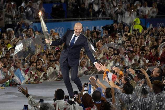 Bilder des Jahres 2024, Sport 07 Juli Sport Themen der Woche KW30 Sport Bilder des Tages July 26, 2024, Paris, Ile de France, France: Soccer great ZINEDINE ZIDANE carries the torch at the Paris 2024 Olympics opening ceremony in the rain on July 26, 2024. Paris France - ZUMAh234 20240726_oly_h234_004 Copyright: xMarkxEdwardxHarrisx