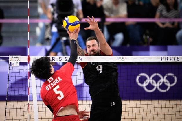 27 07 2024, Paris, Arena Paris South Volleyball, Olympic Games, Preliminary round, Germany GER vs Japan JPN Attack Tatsumori Otsuka 5 JPN Block Georg Grozer 9 GER