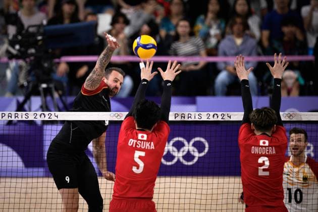 27 07 2024, Paris, Arena Paris South Volleyball, Olympic Games, Preliminary round, Germany GER vs Japan JPN Attack Georg Grozer 9 GER Double block Block Tatsumori Otsuka 5 JPN , Taishi Onodera 2 JPN