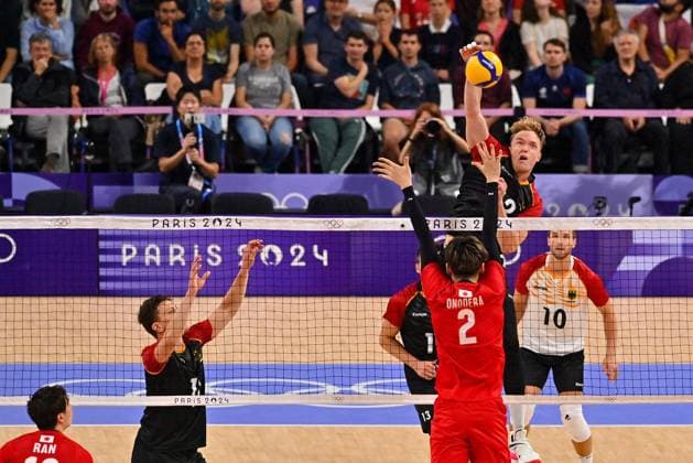 Olympic Games Volleyball GER vs JPN Paris 27 07 2024 Paris 2024, Olympics, Volleyball, South Paris Arena, Men, Germany in black vs Japan in red Anton Brehme, vs 2 Taishi ONODERA Copyright: xBEAUTIFULxSPORTS TomxBlochx