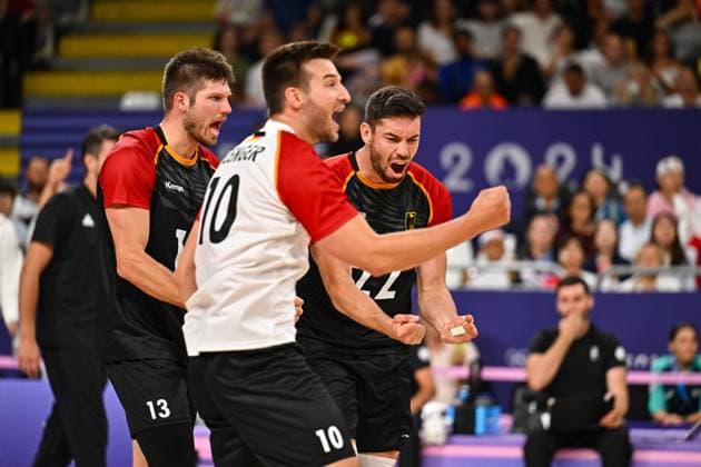 Olympic Games Volleyball GER vs JPN Paris 27 07 2024 Paris 2024, Olympics, Volleyball, South Paris Arena, Men, Germany in black vs Japan in red cheering from left, Ruben Schott, libero Julian Zenger, 22 Tobias Brand, Copyright: xBEAUTIFULxSPORTS TomxBlochx
