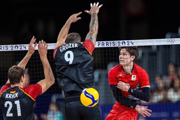 Volleyball - Olympic Games, Olympische Spiele, Olympia, OS Paris 2024: Day 1 Tobias Krick, Gyorgy Grozer and Ran Takahashi are playing during Volleyball Men s Preliminary Round - Group C - match between Japan and Germany on Day -1 Olympic Games Paris 2024 at South Paris Arena in Paris, France on July 27, 2024. Paris France  Copyright: xAndrzejxIwanczukx originalFilename:iwanczuk-volleyba240727_npmpq.jpg