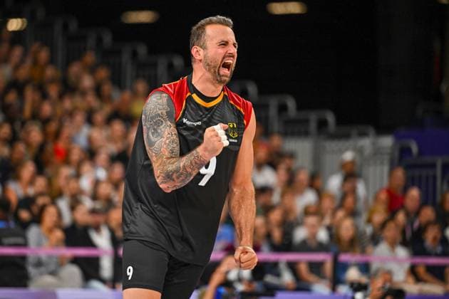 Olympic Games Volleyball GER vs JPN Paris 27 07 2024 Paris 2024, Olympics, Volleyball, South Paris Arena, Men, Germany in black vs Japan in red Georg Gyorgy Grozer, Copyright: xBEAUTIFULxSPORTS TomxBlochx