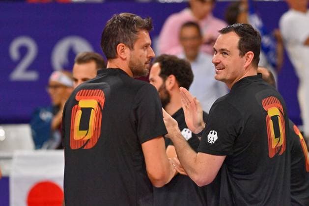 Olympic Games Volleyball GER vs JPN Paris 27 07 2024 Paris 2024, Olympics, Volleyball, South Paris Arena, Men, Germany in black vs Japan in red Co coach Thomas Bob Ranner, right with head coach Michal Winiarski, Copyright: xBEAUTIFULxSPORTS TomxBlochx