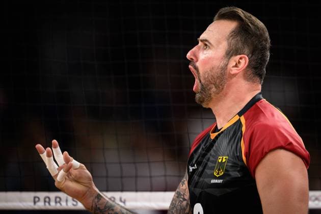 27.07.2024, Paris, Arena Paris Süd Volleyball, Olympische Spiele, Vorrunde, Deutschland (GER) vs. Japan (JPN) Georg Grozer ( 9 GER) beschwert sich emotional *** 27 07 2024, Paris, Arena Paris South Volleyball, Olympic Games, preliminary round, Germany GER vs Japan JPN Georg Grozer 9 GER complains emotionally