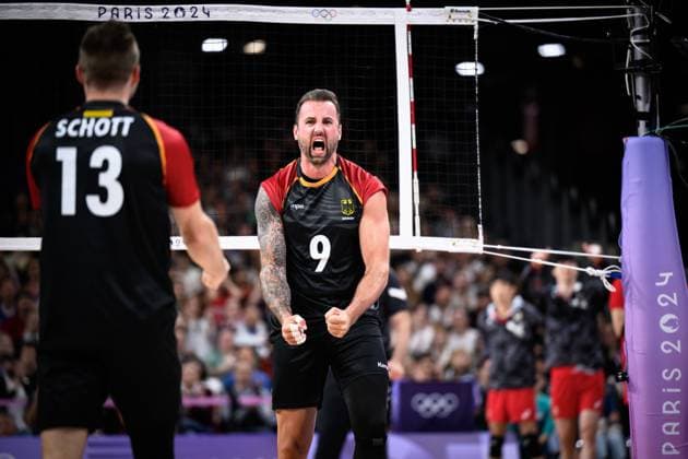 27 07 2024, Paris, Arena Paris South Volleyball, Olympic Games, Preliminary round, Germany GER vs Japan JPN Cheers Georg Grozer 9 GER