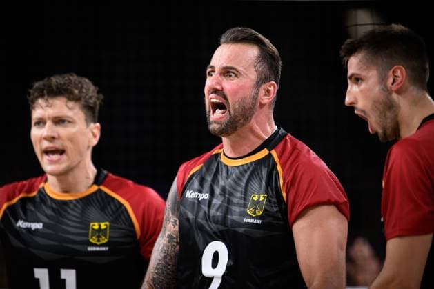 27 07 2024, Paris, Arena Paris South Volleyball, Olympic Games, Preliminary round, Germany GER vs. Japan JPN Lukas Kampa 11 GER , Cheers Georg Grozer 9 GER , Moritz Reichert 5 GER