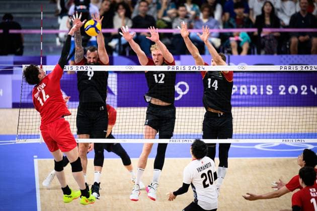 27 07 2024, Paris, Arena Paris South Volleyball, Olympic Games, Preliminary round, Germany GER vs Japan JPN Attack Yuki Ishikawa 14 JPN Three-block Block Georg Grozer 9 GER , Anton Brehme 12 GER , Moritz Karlitzek 14 GER