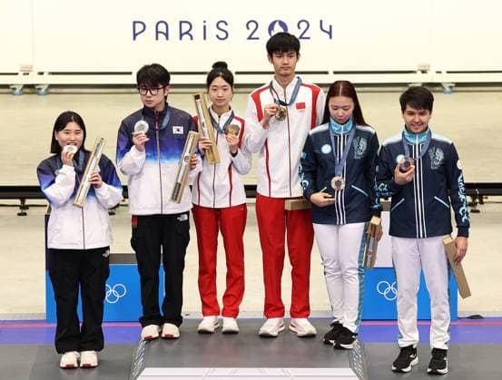 (240727) -- CHATEAUROUX, July 27, 2024 -- Silver medalists Keum Jihyeon Park Hajun of South Korea, gold medalists Huang Yuting Sheng Lihao of China and bronze medalists Alexandra Le Islam Satpayev of Kazakhstan (L to R) pose for photos during the awarding ceremony after the 10m air rifle mixed team gold medal match of shooting at the Paris 2024 Olympic Games, Olympische Spiele, Olympia, OS in Chateauroux, France, on July 27, 2024. Zhang Fan) (PARIS2024)FRANCE-CHATEAUROUX-SHOOTING-10M AIR RIFLE MIXED TEAM-AWARDING CEREMONY zhangfan 