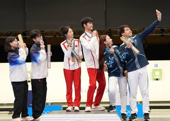 (240727) -- CHATEAUROUX, July 27, 2024 -- Keum Jihyeon Park Hajun of South Korea, Huang Yuting Sheng Lihao of China and Alexandra Le Islam Satpayev of Kazakhstan (L to R) take selfies during the awarding ceremony after the 10m air rifle mixed team gold medal match of shooting at the Paris 2024 Olympic Games, Olympische Spiele, Olympia, OS in Chateauroux, France, on July 27, 2024. Ju Huanzong) (PARIS2024)FRANCE-CHATEAUROUX-SHOOTING-10M AIR RIFLE MIXED TEAM-AWARDING CEREMONY juhuanzong 