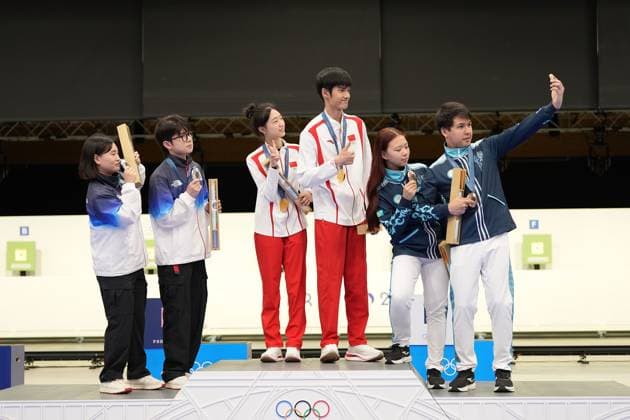 (240727) -- CHATEAUROUX, July 27, 2024 -- Keum Jihyeon Park Hajun of South Korea, Huang Yuting Sheng Lihao of China and Alexandra Le Islam Satpayev of Kazakhstan (L to R) take selfies during the awarding ceremony after the 10m air rifle mixed team gold medal match of shooting at the Paris 2024 Olympic Games, Olympische Spiele, Olympia, OS in Chateauroux, France, on July 27, 2024. Ju Huanzong) (PARIS2024)FRANCE-CHATEAUROUX-SHOOTING-10M AIR RIFLE MIXED TEAM-AWARDING CEREMONY juhuanzong 