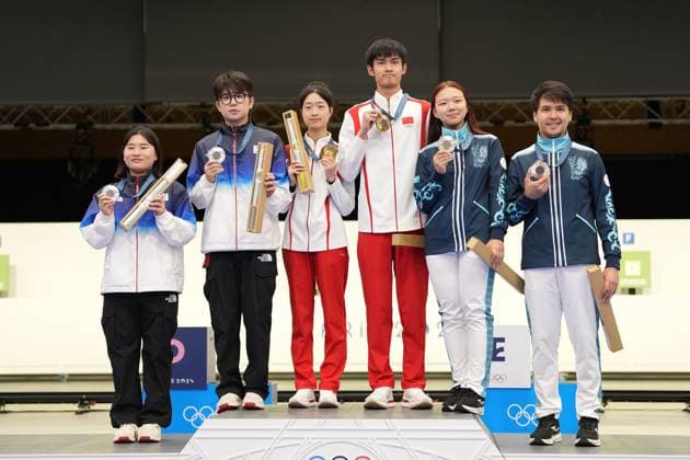 (240727) -- CHATEAUROUX, July 27, 2024 -- Keum Jihyeon Park Hajun of South Korea, Huang Yuting Sheng Lihao of China and Alexandra Le Islam Satpayev of Kazakhstan (L to R) pose for photos during the awarding ceremony after the 10m air rifle mixed team gold medal match of shooting at the Paris 2024 Olympic Games, Olympische Spiele, Olympia, OS in Chateauroux, France, on July 27, 2024. Ju Huanzong) (PARIS2024)FRANCE-CHATEAUROUX-SHOOTING-10M AIR RIFLE MIXED TEAM-AWARDING CEREMONY juhuanzong 